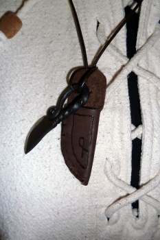 Kleines Messerschen mit Lederscheide incl. Lederband zum Umhängen