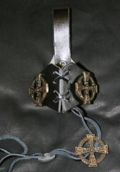 Trinkhornhalter für den Gürtel 0,3-0,5 mit Nieten veredelt Keltisches Kreuz